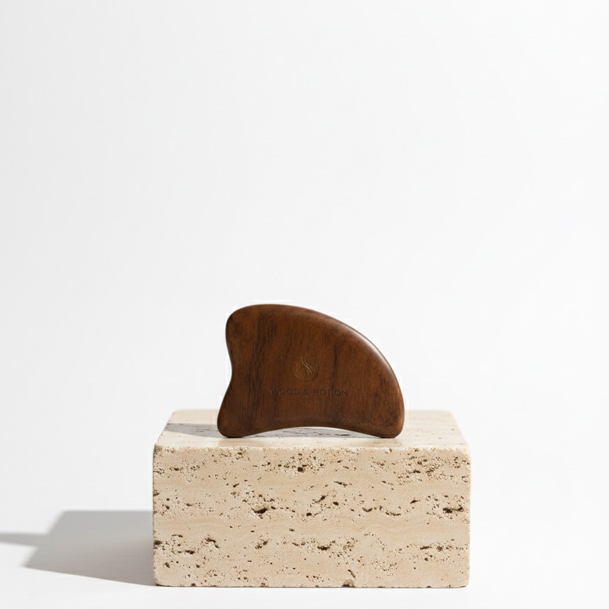 luksusowe drewniane gua sha THE CONTOUR marki wood and motion wykonane z litego dębu.